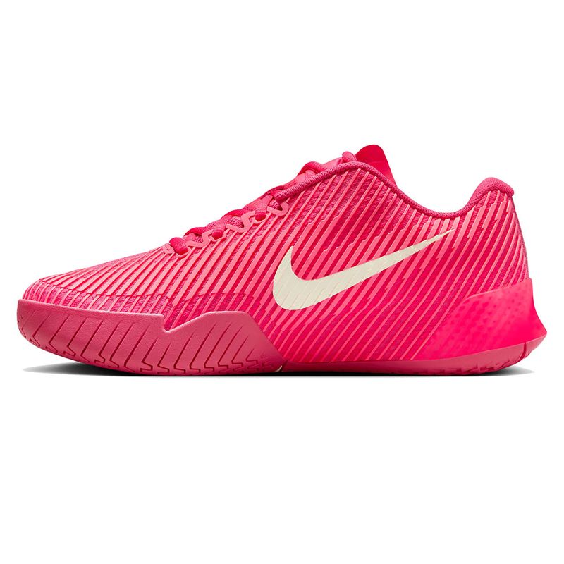 womens pink nike flyknit